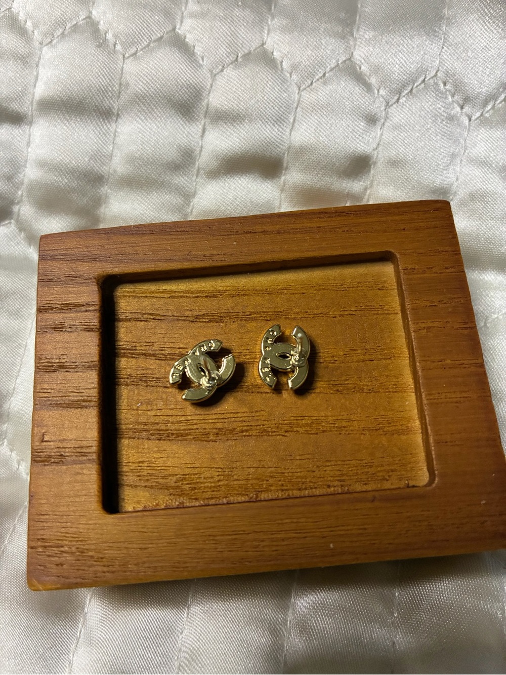 ChaneI Seed Pearl Logo Stud Earrings For Pierced Ears - Picture 3 of 5